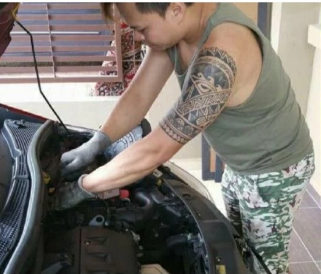 "Saya tidak kaya, tetapi tidak la sampai berlapar" Pasangan Warga Emas Mahu Tukar Bateri Kereta Tapi Tak Cukup Duit, Tindakan Pomen Cina Buatkan Netizen Tersentuh - sajagempak.com