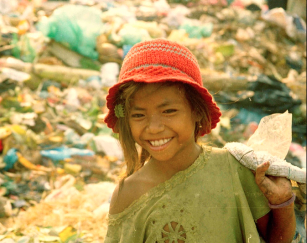 sajagempak.com - Gadis Cantik Ini Dulunya Pengutip Sampah Dan Tidak Bersekolah Hingga Umur 11 Tahun, Kini Berjaya Mendapatkan ijazah