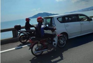 sajagempak.com - 2 Penunggang Motosikal Menunda Kereta Alza Rosak Curi Perhatian Ramai
