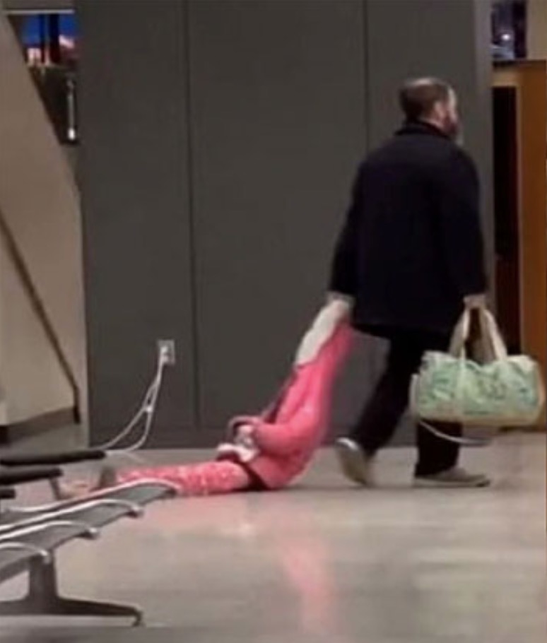 "Bila Perempuan Merajuk.." - Bapa Menyeret Anak Perempuan Di Airport Kerana Enggan Berjalan