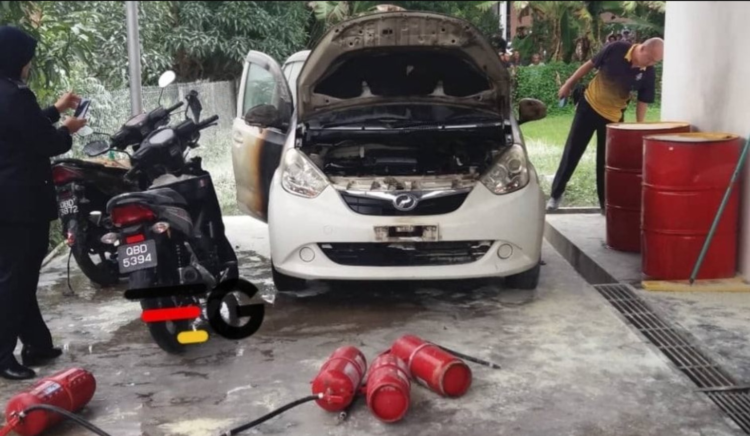 sajagempak.com - Berang Dituduh Tidak Membayar Petrol, Lelaki Bertindak Membakar Kereta Dan Motosikal Di Stesen Minyak