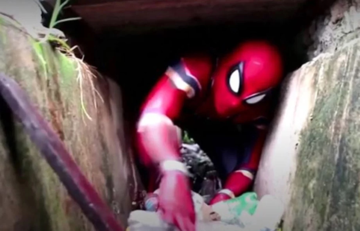 sajagempak.com - Lelaki Spiderman Kutip Sampah Setiap Hari Jadi Tular Namun Sebabnya Buatkan Ramai Tersentak