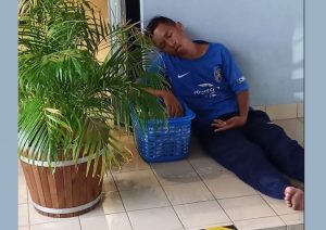 sajagempak.com - Remaja Tertidur Keletihan Tunggu Pelanggan Beli Kacang, Dalam Bakul Masih Penuh Lagi