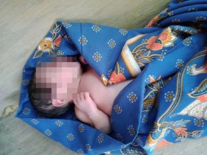 sajagempak.com - Bayi Dalam Balutan Kain Bergerak-gerak Sambil Dihurung Semut