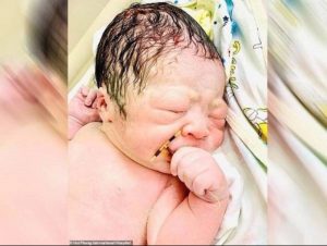 Bayi Baru Dilahirkan Genggam Alat Cegah Hamil Digunakan Ibunya
