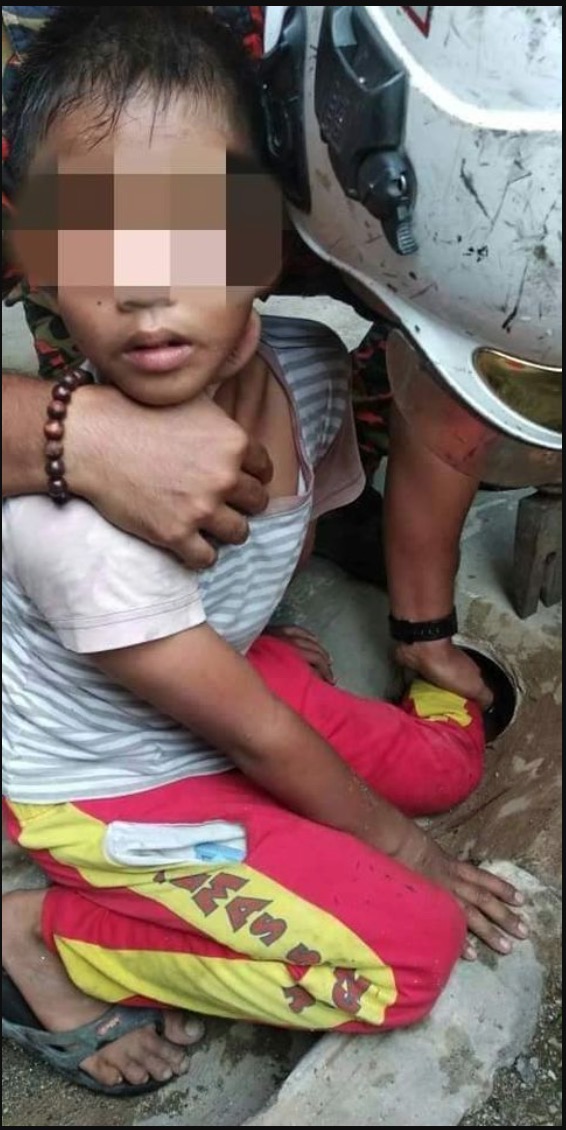 sajagempak.com - “Abang Bomba Jangan Potong Kaki Saya!” - Jerit Budak Lelaki Tersepit Kaki Dalam Lubang Longkang