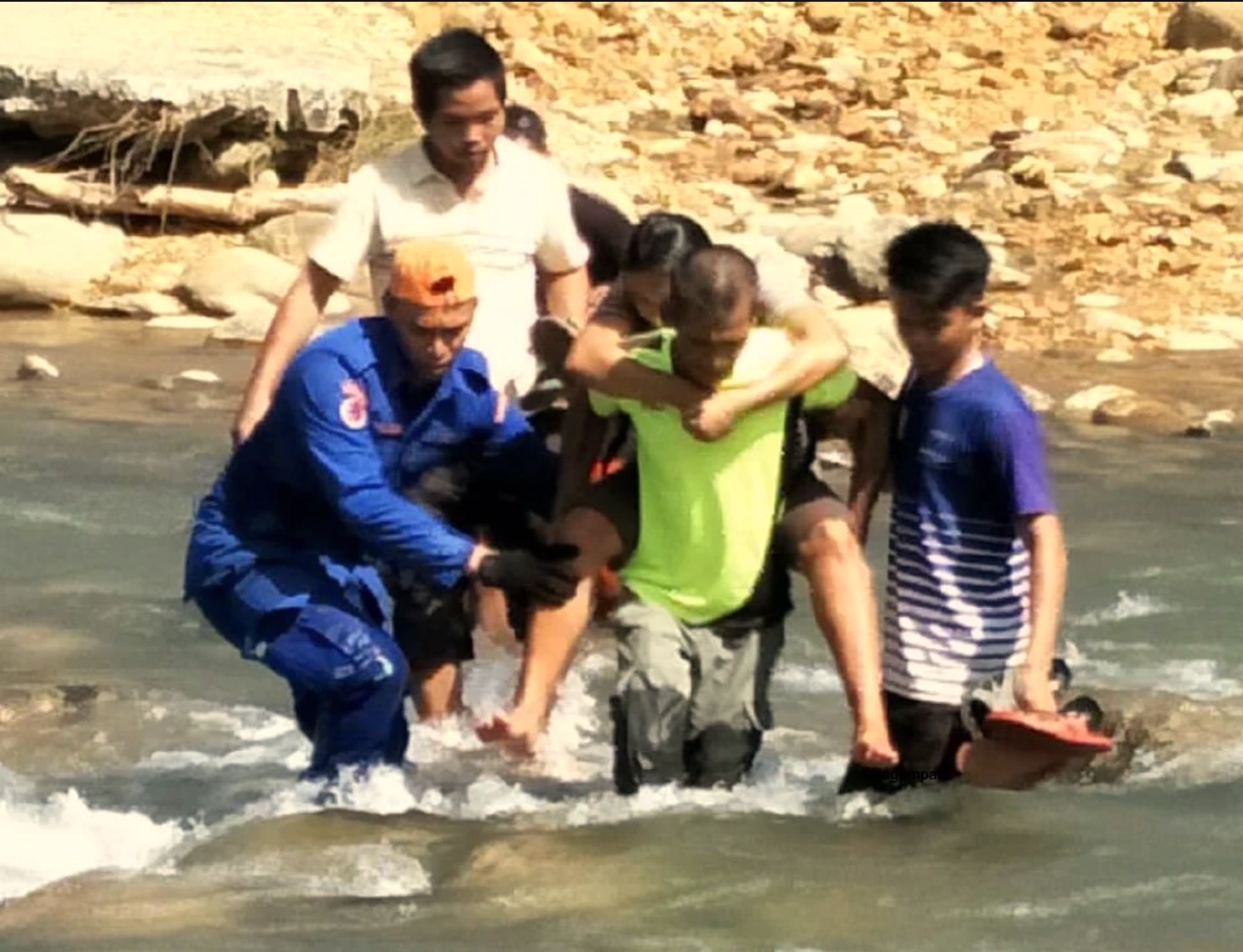 sajagempak.com - Ibu Baru Bersalin Gigih Meredah Sungai, Berjalan Kaki 5km Untuk Dapatkan Rawatan Di Klinik