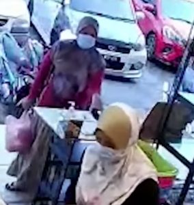 sajagempak.com - Wanita Ambil Handphone Pelanggan Tertinggal Atas Meja, Alasannya Selepas Kantoi Di CCTV Buat Netizen Geram