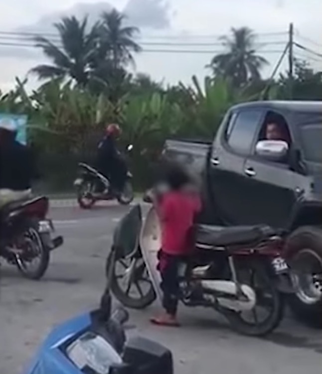 sajagempak.com - Bawa Motosikal Cuba Nak ‘Wheelie’ Dan Tak Guna Helmet, Budak 10 Tahun Dicari Polis Menyerah Diri
