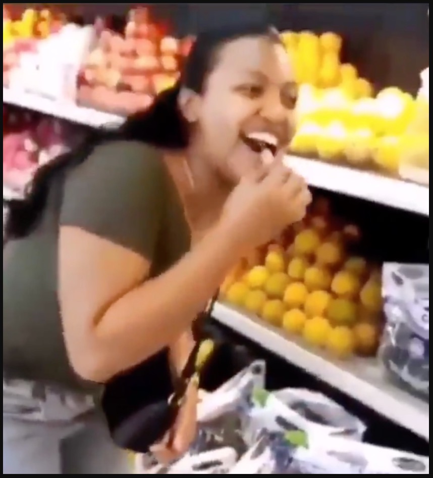 sajagempak.com - “Kau ingat kelakar!” - Wanita Selamba Makan Buah Di Pasaraya Dan Letakkan Balik Sambil Bergelak Ketawa