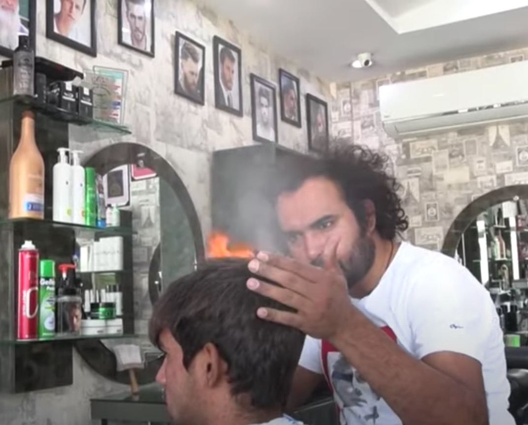 Bakar Rambut, Guna Pisau Daging, Tukul Untuk Memotong Rambut Pelanggan