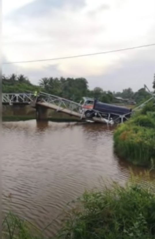 Jambatan Runtuh Gara-gara Pemandu Lori Cuba Elakkan Sekatan Jalan Raya, 5 Kampung Terjejas