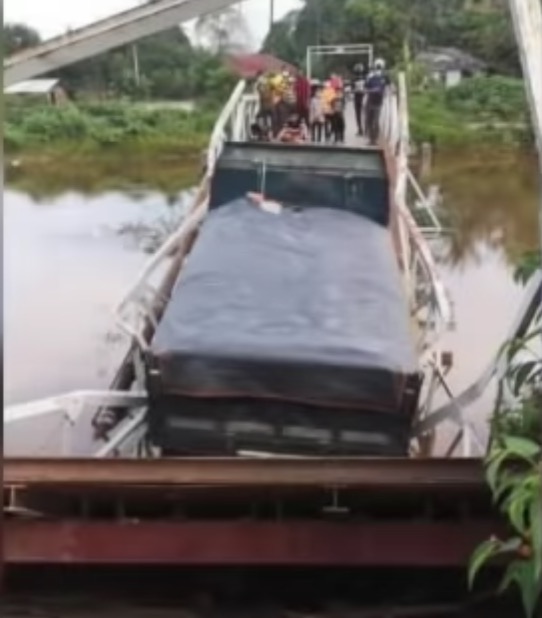 Jambatan Runtuh Gara-gara Pemandu Lori Cuba Elakkan Sekatan Jalan Raya, 5 Kampung Terjejas