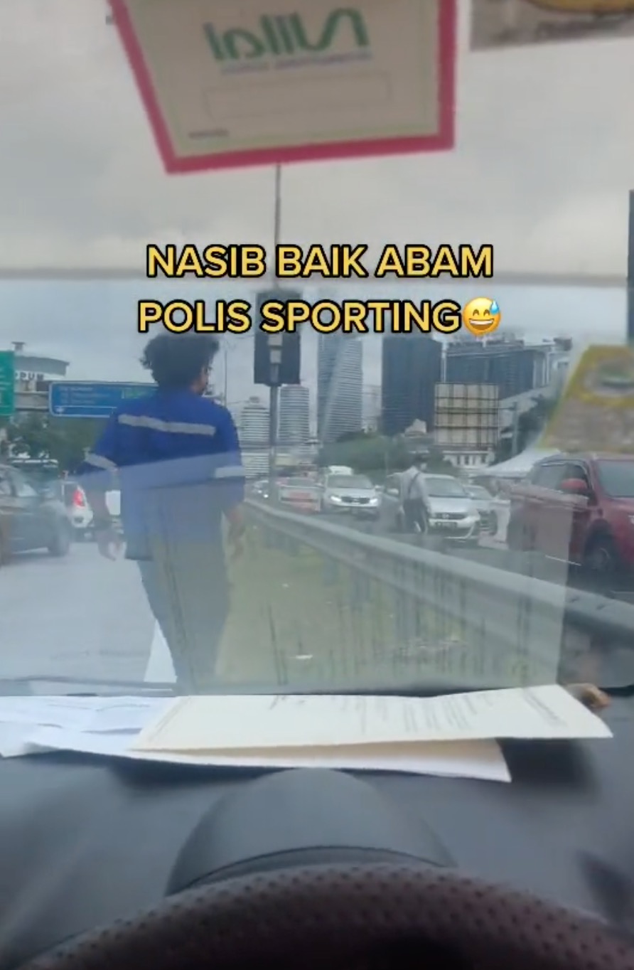 Jalan Jem Teruk, Lelaki 'Terdesak' Berlari Keluar Kereta Nak Tumpang Tandas Polis , Nasib Abam Polis Trafik 'Sporting'
