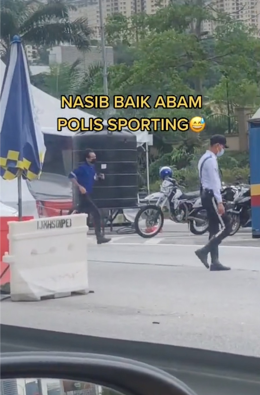 Jalan Jem Teruk, Lelaki 'Terdesak' Berlari Keluar Kereta Nak Tumpang Tandas Polis , Nasib Abam Polis Trafik 'Sporting'