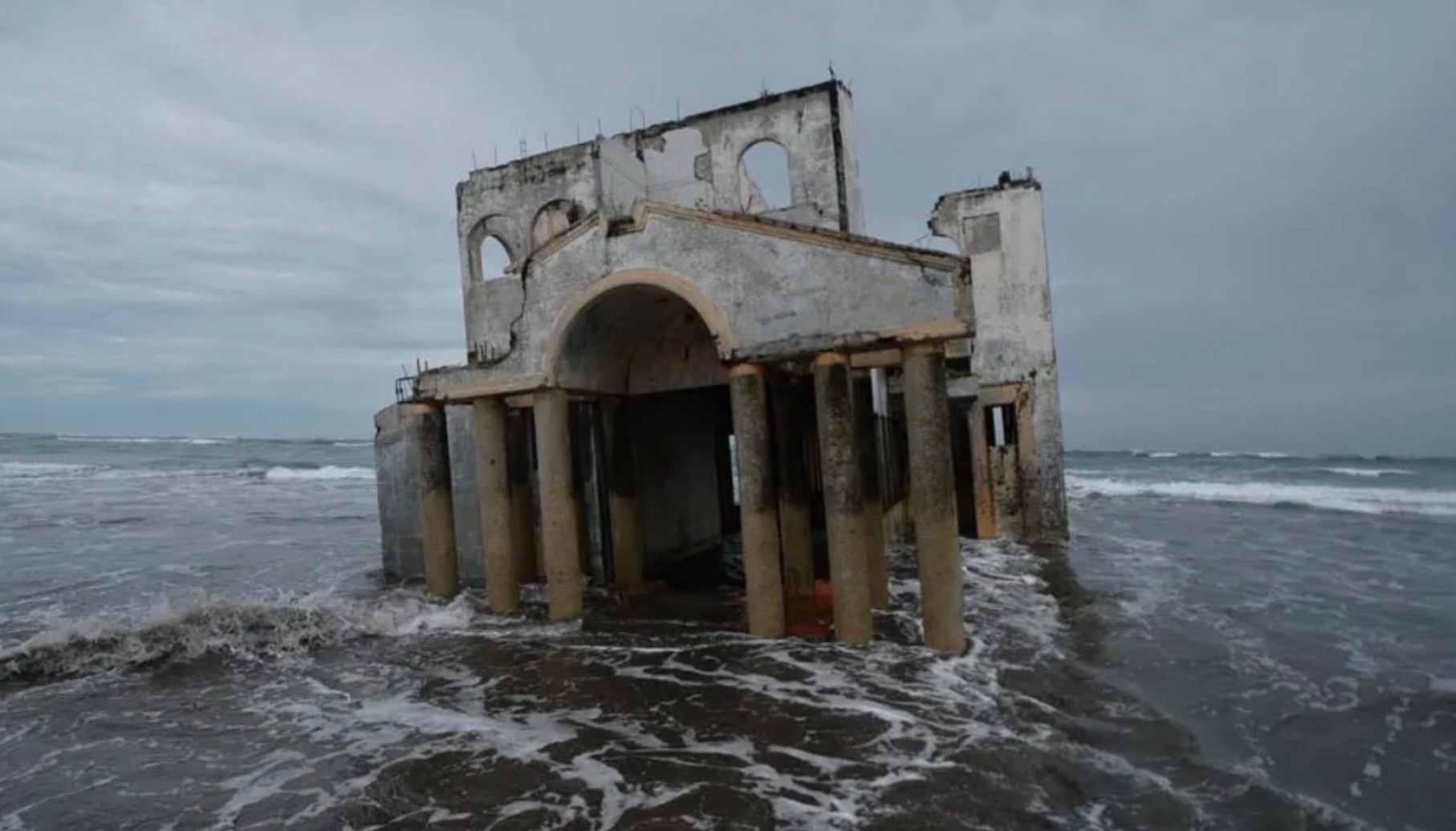 Hilang 28 Tahun Tanpa Kesan, Hotel Misteri Muncul Semula Di Pantai Tanpa Disedari Sesiapa 