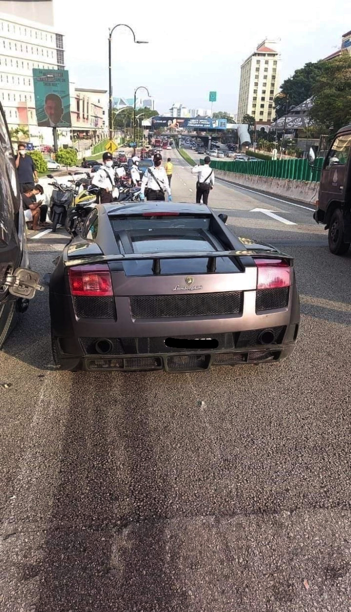 Kereta Lamborghini Merempuh Proton Perdana Hingga Terbalik