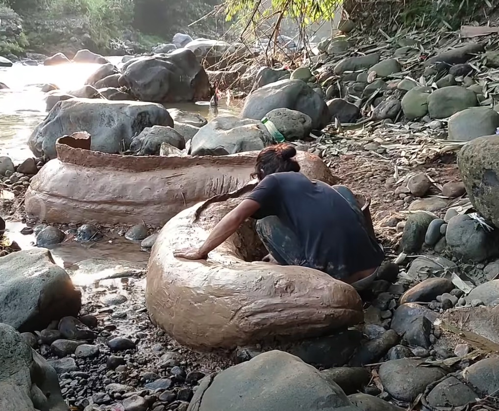 sajagempak.com - Orang Ramai Gempar Dengan Penemuan 'Belut Raksasa' Di Anak Sungai