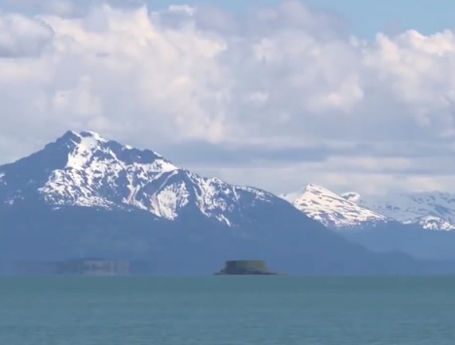 'Piring Terbang Gergasi' Muncul Di Alaska Dan Dilihat Seolah Bergerak Atas Air - sajagempak.com