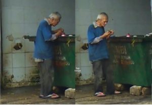 Lelaki Warga Emas Ditemui Kelaparan, Terpaksa Makan Sisa Makanan Dalam Tong Sampah Untuk Alas Perut - sajagempak.com
