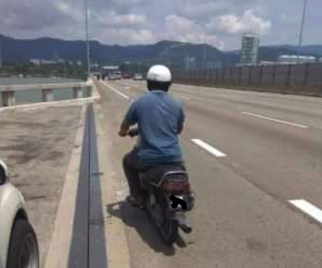  Tayar Motor Pancit Ketika Cari Kerja, Bapa Terpaksa Tolak Motosikal Sejauh 10km Sambil Anak Duduk Depan - sajagempak.com