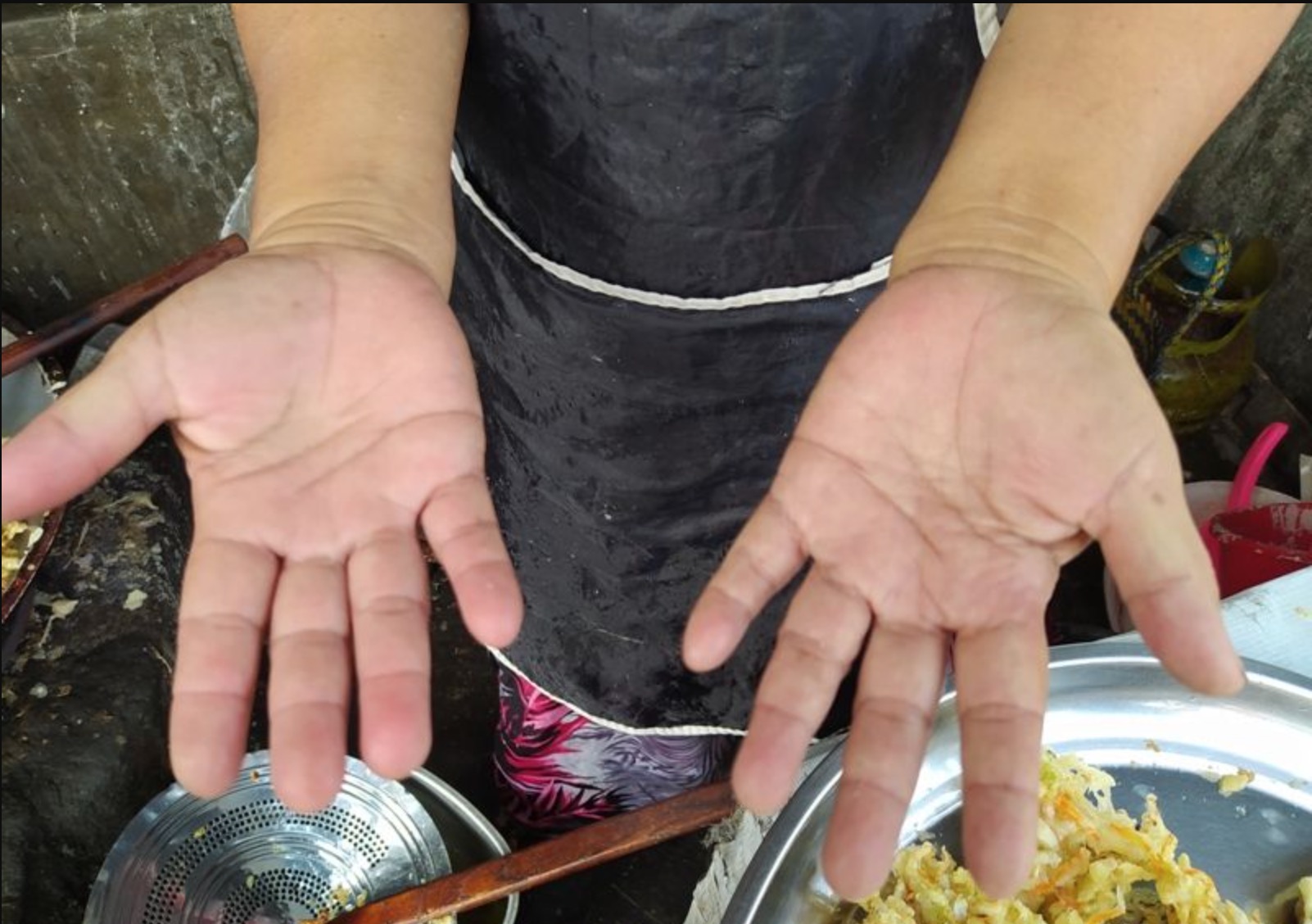 Tidak Perlukan Senduk, Peniaga Wanita Selamba Guna Tangan Celup Minyak Panas Ketika Menggoreng Makanan - sajagempak.com