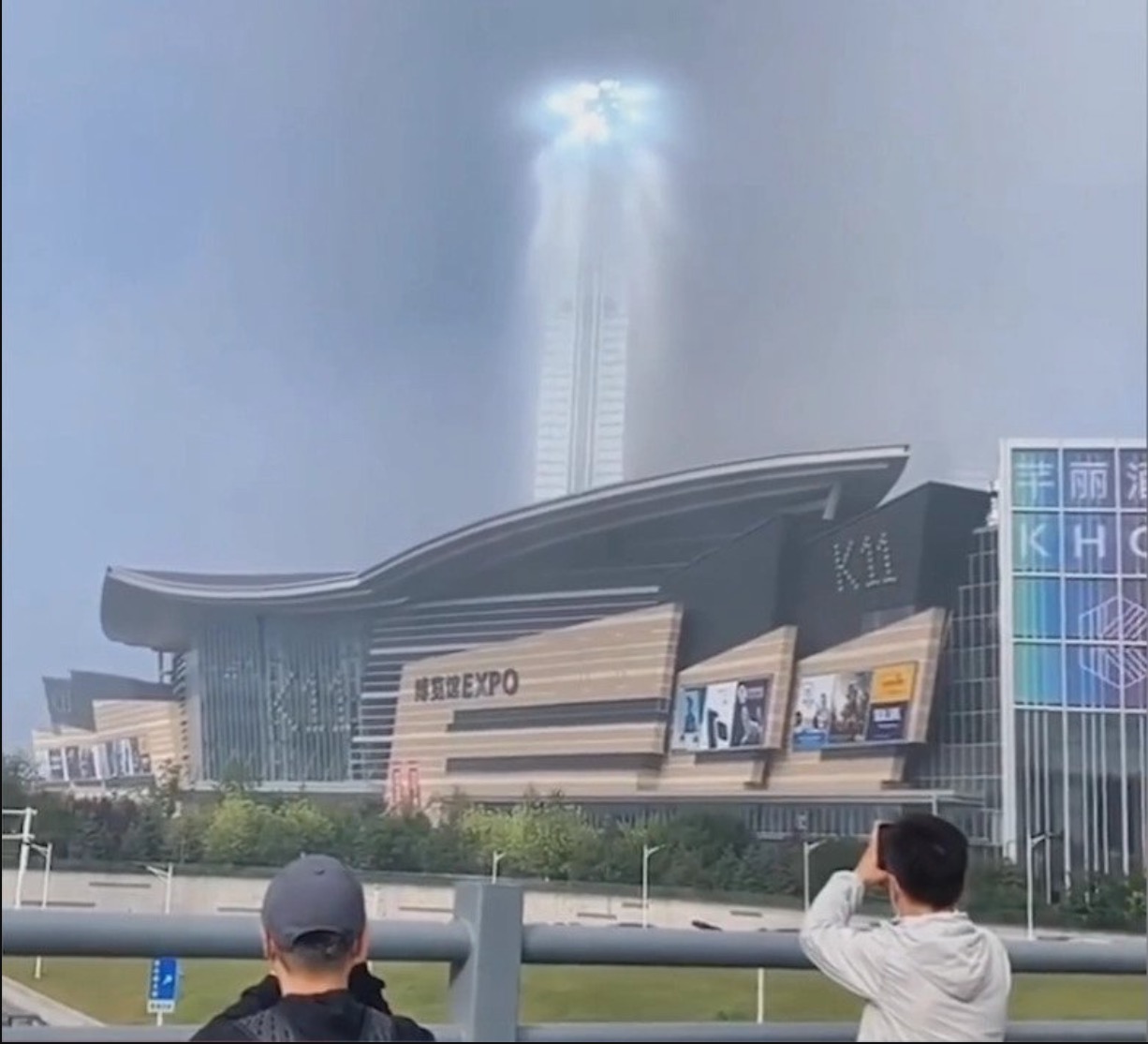 Penduduk Bandar Di China Dikejutkan Dengan Kemunculan Pancaran Cahaya UFO - sajagempak.com