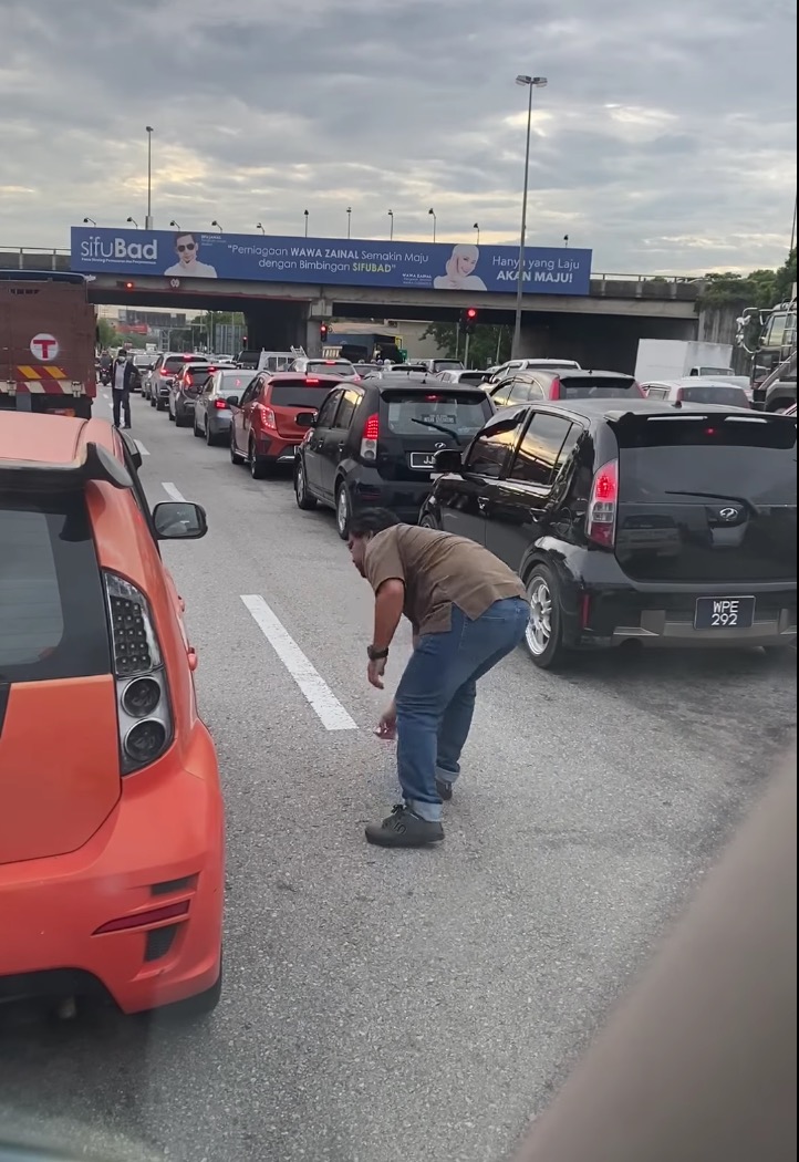 Geram Dengan Pemandu Myvi Buang Sampah Di Jalan Raya, Lelaki Segera Keluar Untuk Kutip Dan Pulangkan Semula Sampah Itu - sajagempak.com