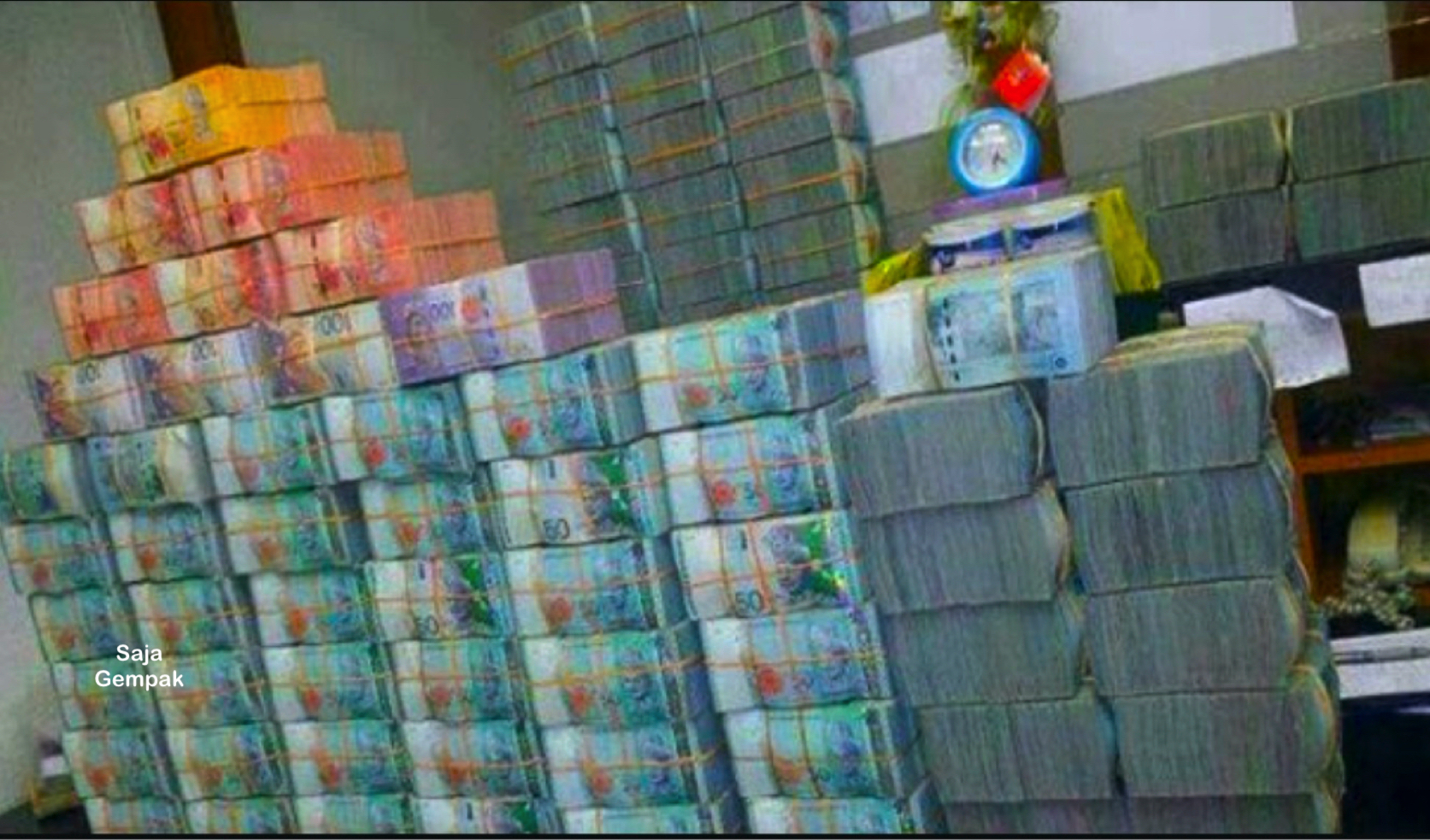 Suami Isteri Terkejut Ada Duit Lebih RM200 Bilion Masuk Ke Akaun Bank. -sajagempak.com
