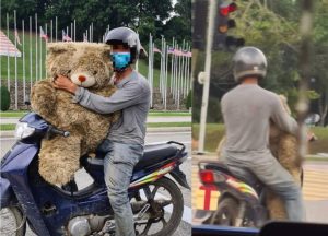 Terserempak Lelaki Bawa Teddy Bear Besar Naik Motosikal, Bila Ditanya, Jawapannya Betul-betul Menusuk Sanubari- sajagempak.com
