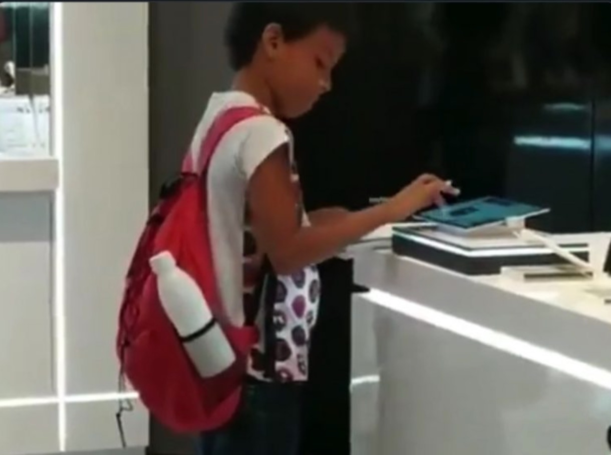 Budak 10 Tahun Pergi Ke Kedai Elektronik Setiap Hari Untuk ‘Pinjam’ Display Tablet Untuk Menyiapkan Kerja Sekolah - sajagempak.com