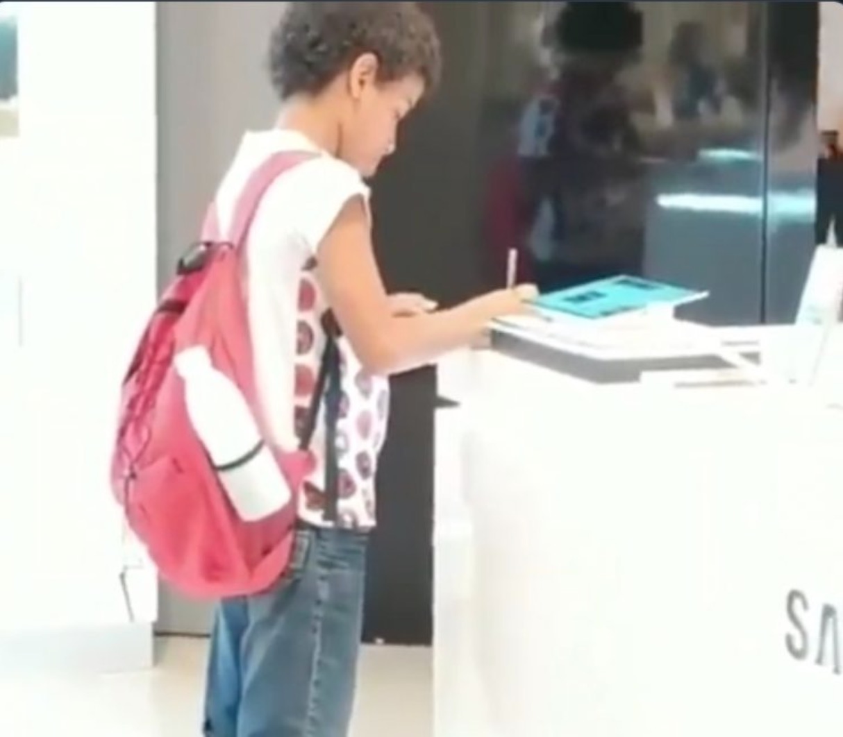 Budak 10 Tahun Pergi Ke Kedai Elektronik Setiap Hari Untuk ‘Pinjam’ Display Tablet Untuk Menyiapkan Kerja Sekolah - sajagempak.com