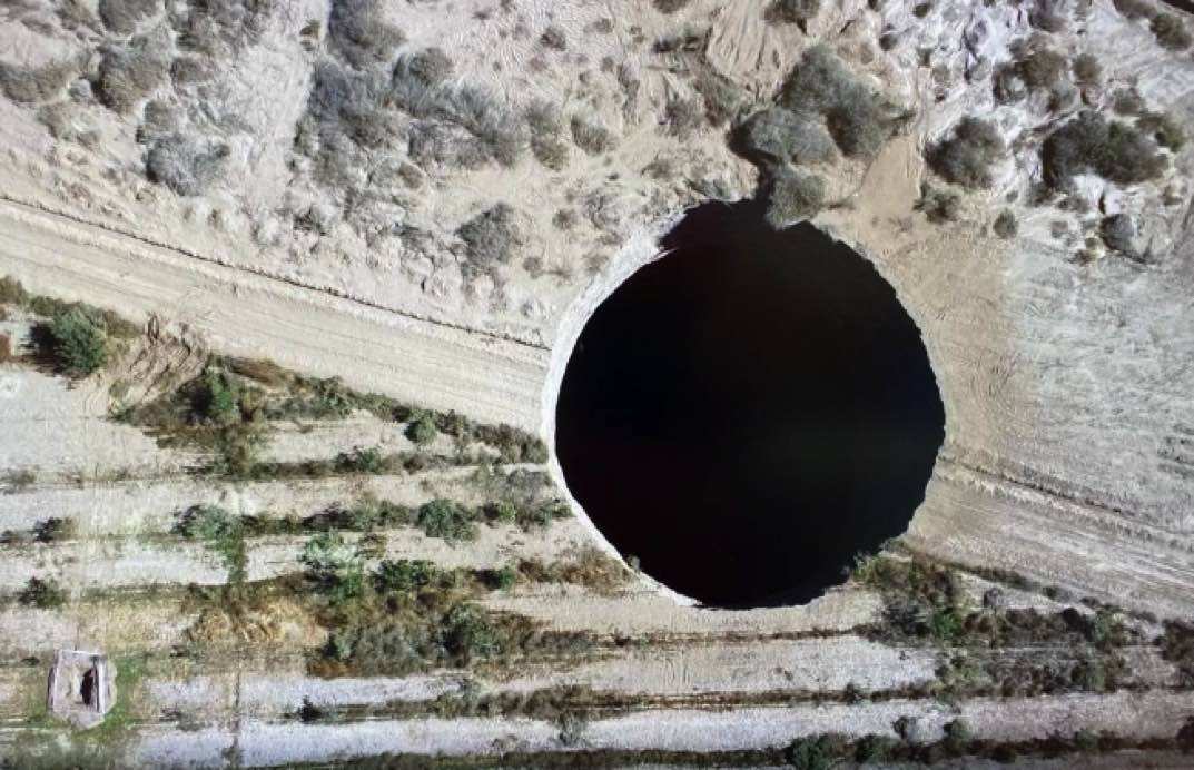 Lubang Gergasi Berkedalaman 200 Meter Dikesan Muncul Di Chile, Saiznya Makin Membesar Sehingga 32m Diameter - sajagempak.com