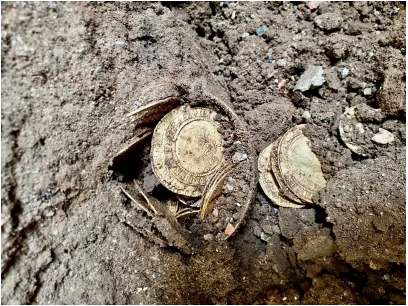 Disangka Kabel Bawah Lantai, Suami Isteri Terkejut Menemui Syiling Emas Berusia 400 Tahun Bernilai RM1.3 JUTA