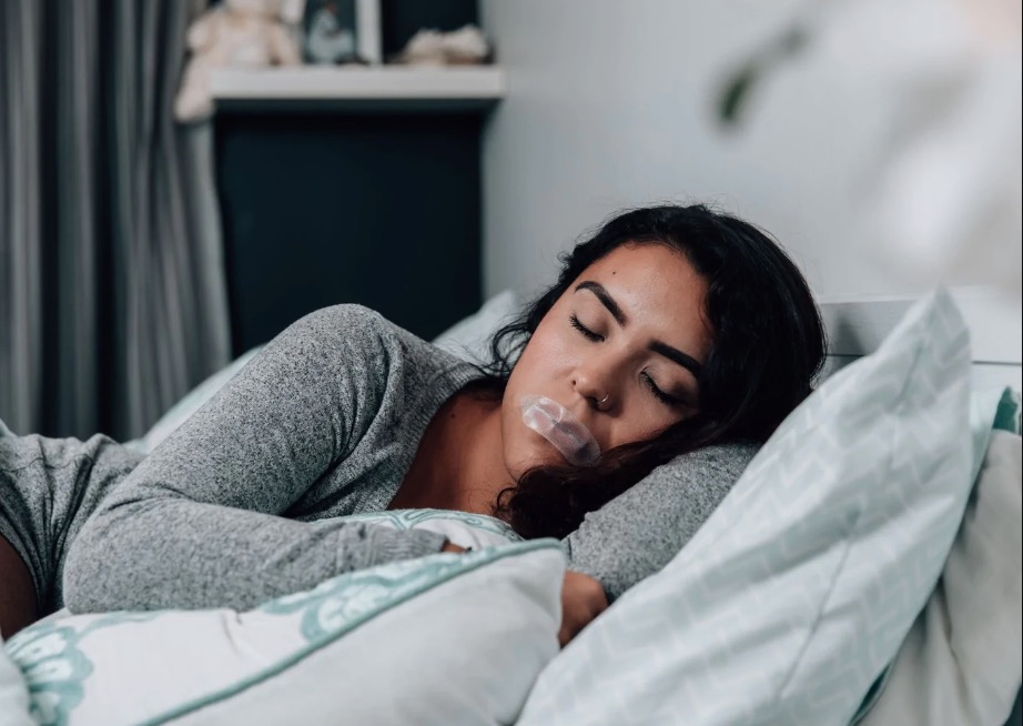 Konon Untuk Tidur Cantik, Pakar Kesihatan Menggesa Orang Ramai Jangan Cuba Trend Letak Tape Di Mulut - sajagempak.com